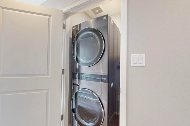 Building Photo - New Townhouse NE Heights 2/bedroom 1.5/bath 1/CG