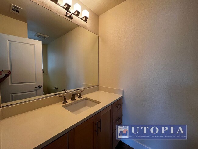 Building Photo - Spacious and Modern 3-bedroom, 3.5 bathroom in Seabright just minutes away from the Beach Boardwa...