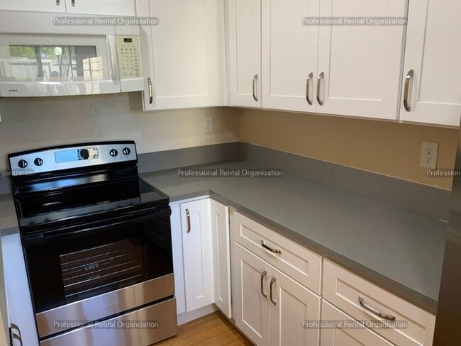 Building Photo - Single level condo in one of the nicest developments in Bennett Valley