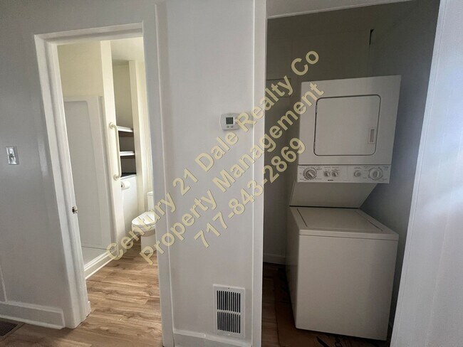 Building Photo - Beautifully redone 3 BR, 1 Bath Townhouse in York Suburban Schools