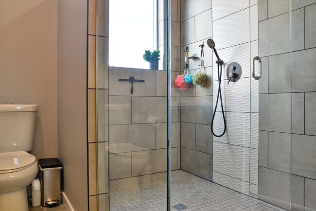 Building Photo - Modern 3 bed/ 2.5 bath townhome in Ballard!