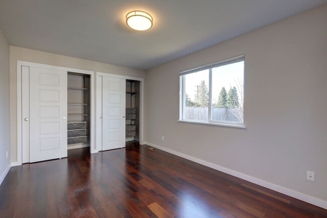 Building Photo - Beautifully Remodeled 4bd, 1.75ba Rambler Available in the Heart of Bellevue.