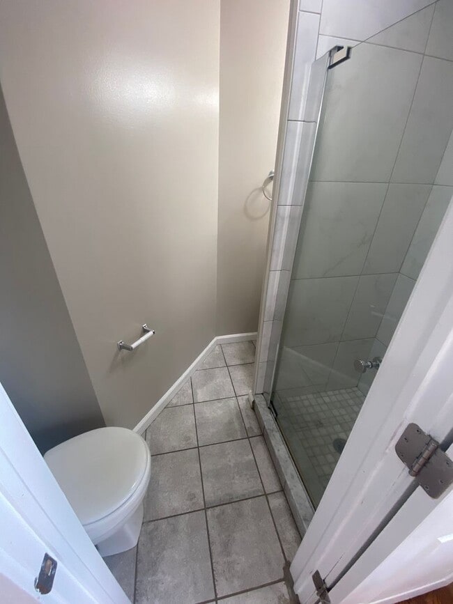 Building Photo - 4 Bedroom- Grandview