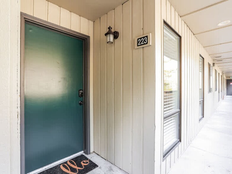 Building Photo - 10819 NE 37th Pl