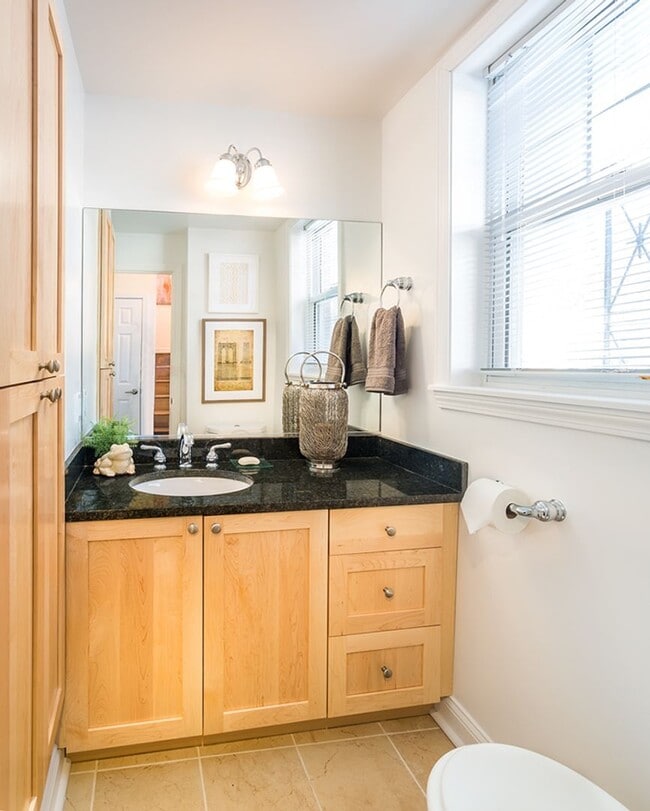 Building Photo - Incredible Deal - 2Bed, 1 Bath South Brookline Townhouse