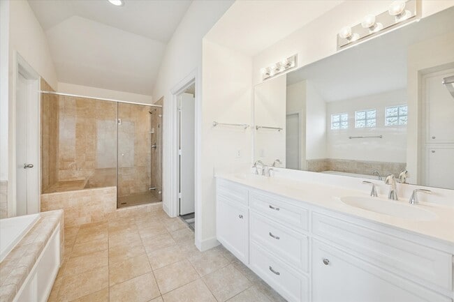 Building Photo - 701 E 40th St