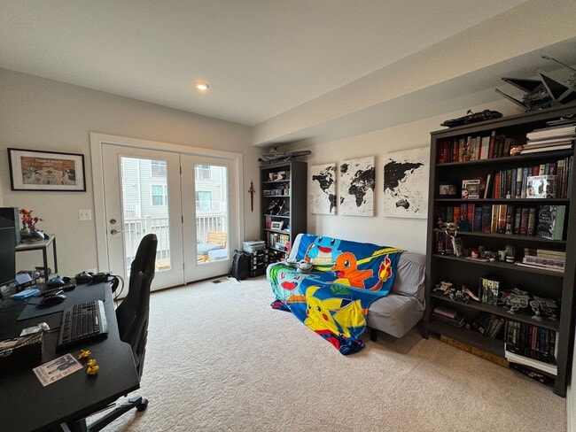 Building Photo - Stunning 2 Bed 2 Bath Interior Townhome In...