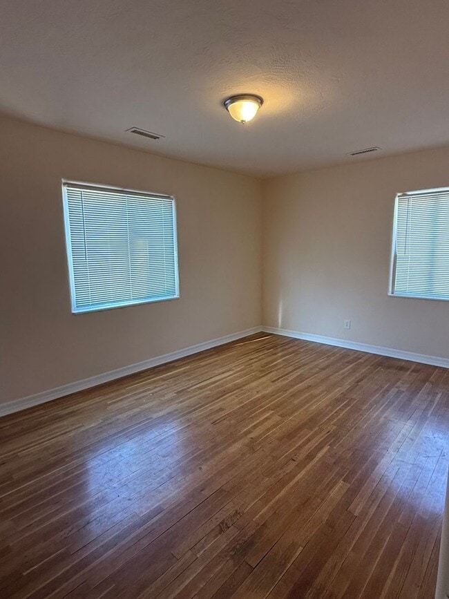 Building Photo - 4 Bedroom, nice area, 2 Car Garage