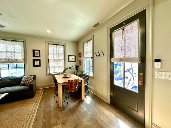 Building Photo - 3 Bedroom 2.5 Bath House in the hip Elliot...