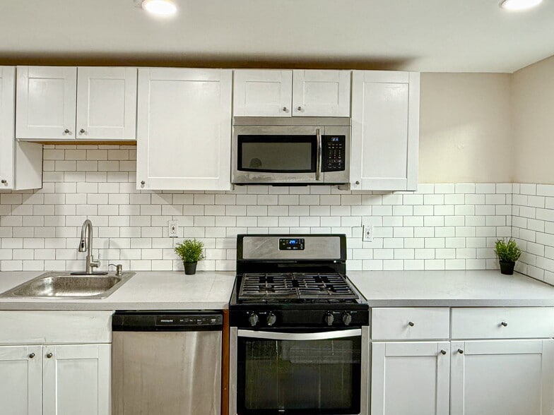 Kitchen - 116 W Berkley Ave