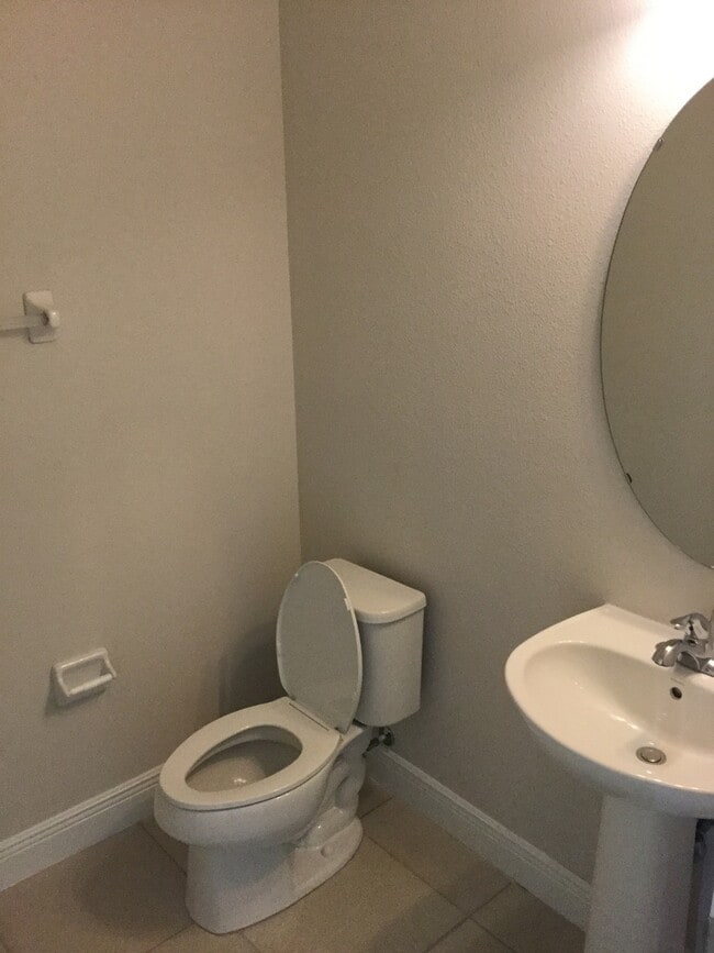 Building Photo - 3 bedroom, 2.5 bathrom townhome in Oviedo