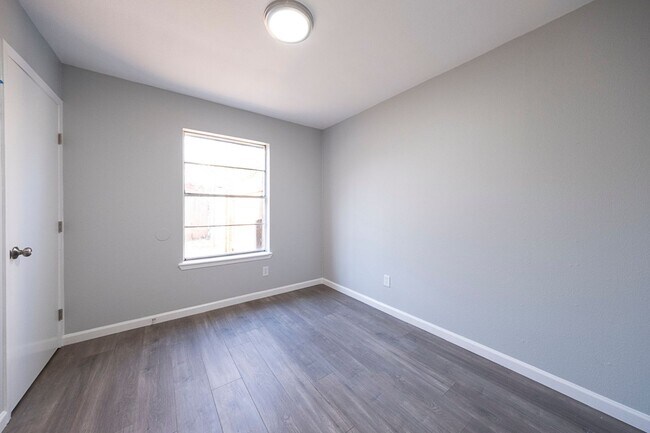 Building Photo - 4900 Hawk Cove