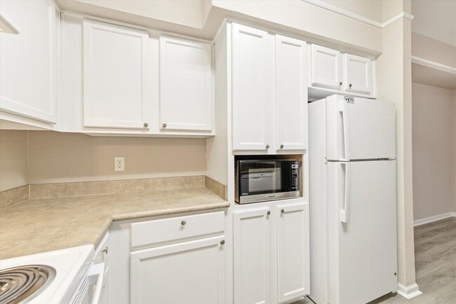 Building Photo - 2801 Chancellorsville Dr