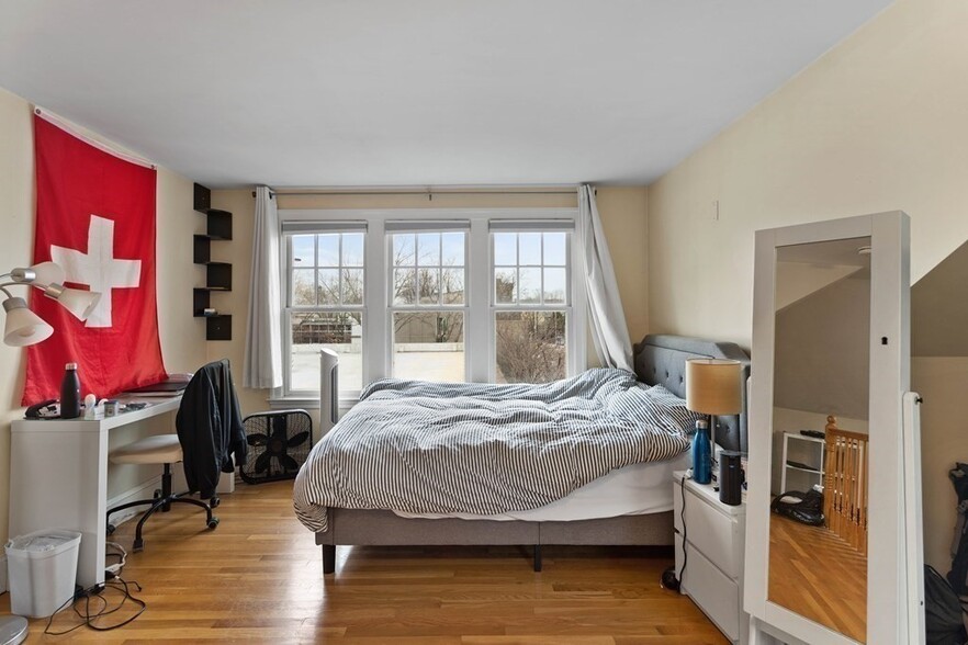 Building Photo - 131 Putnam Ave