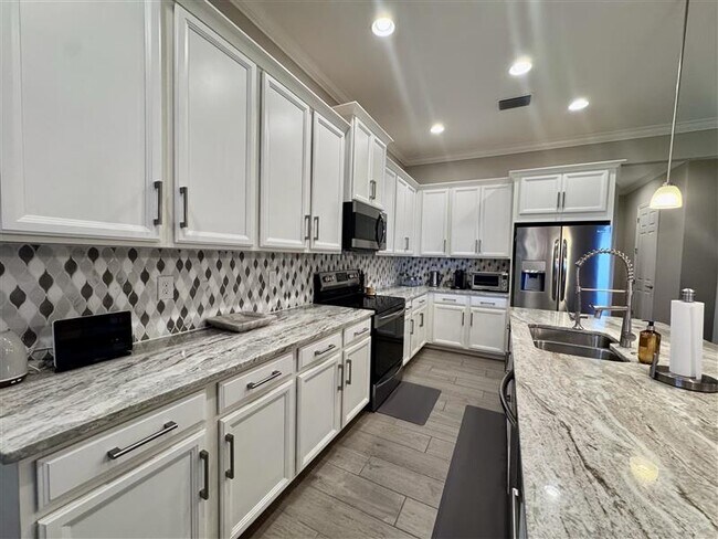 Building Photo - 380 Maraviya Blvd
