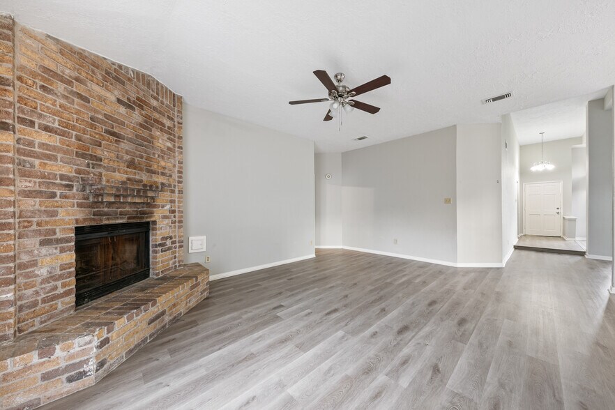 Building Photo - 10530 Rippling Fields Dr