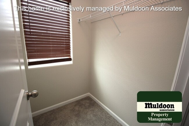 Building Photo - Beautiful end unit townhome