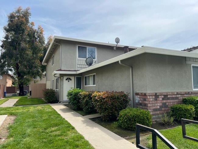 Primary Photo - 2-bedroom condo near shopping & restaurants!