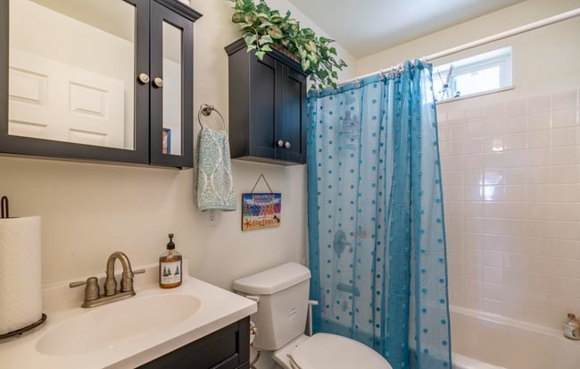 Building Photo - Three Bedroom Bayfield House Available for...
