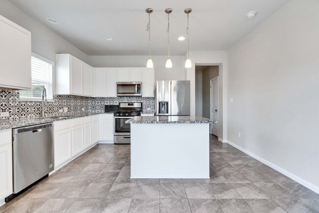 Building Photo - 3 Bedroom Home on Corner Lot - One Month FREE