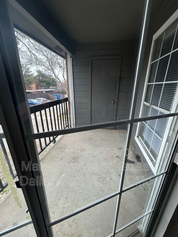 Building Photo - 18333 Roehampton Dr