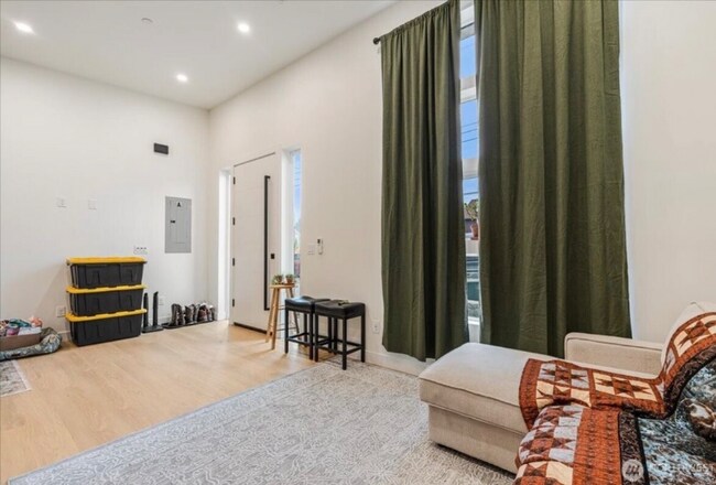 Building Photo - 520 Columbia St