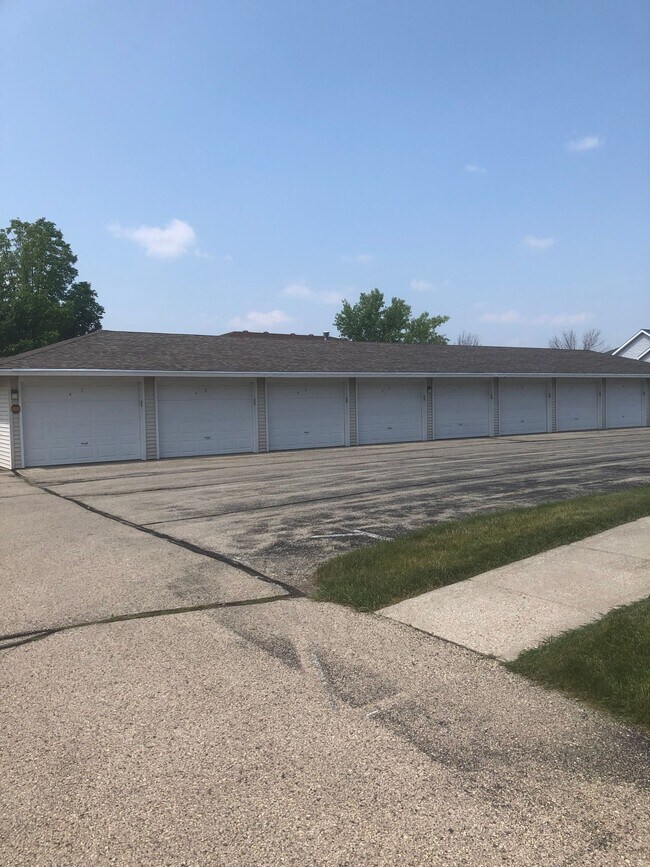 Building Photo - Parkside Village Apartment Homes in Mayville, WI