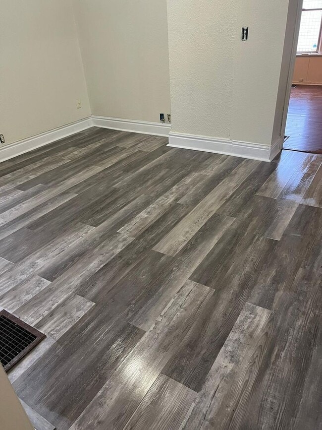 Building Photo - 4 bedrooms