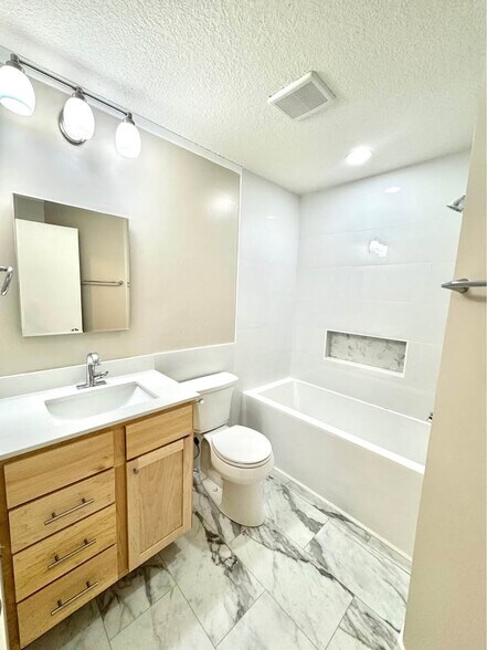 Building Photo - 1084 Hummingbird Ln