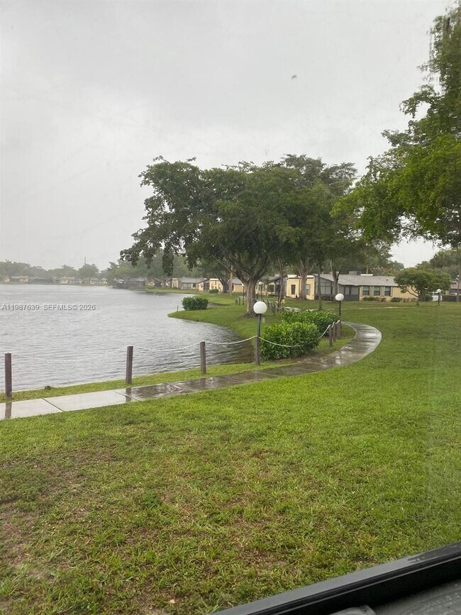 Building Photo - 516 Briarwood Cir