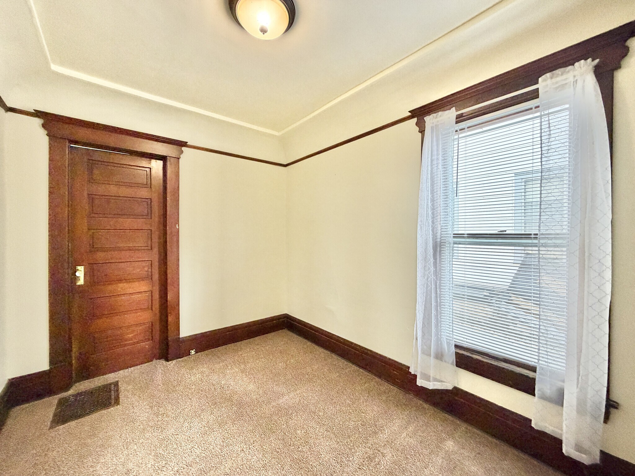 Building Photo - 551 S Main St