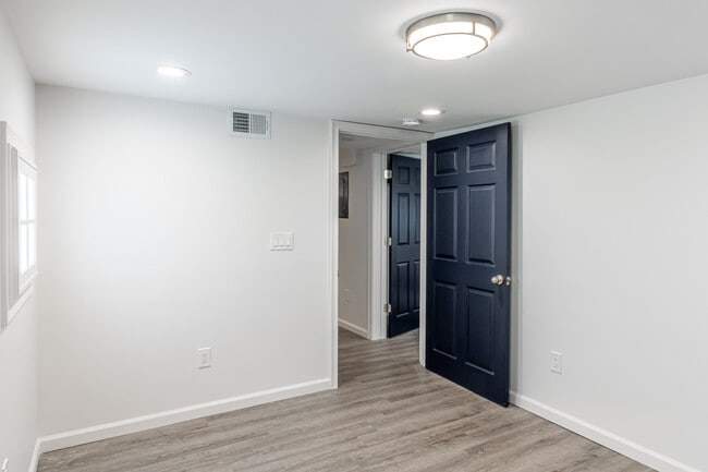 Building Photo - 916 Highview St