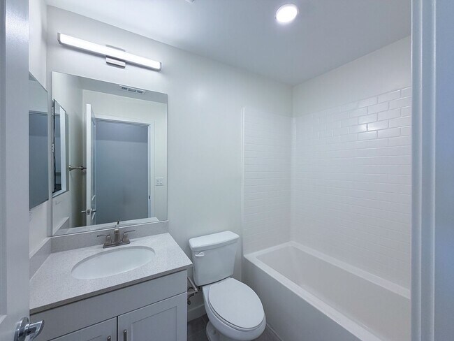 Building Photo - 1568 E Thompson Blvd