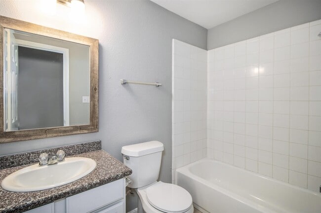 Building Photo - 406 Woodlake Dr