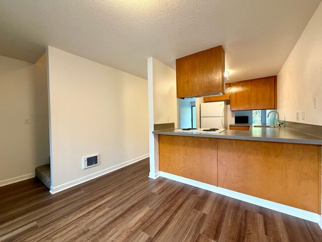 Building Photo - **TWO WEEKS FREE RENT** Updated Townhouse in the Heart of Garden Home~ New LVP Flooring~ Washer/D...