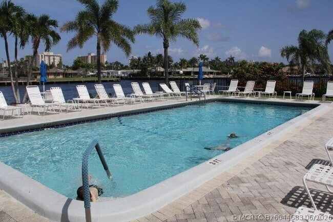 Building Photo - 6219 Bay Club Dr