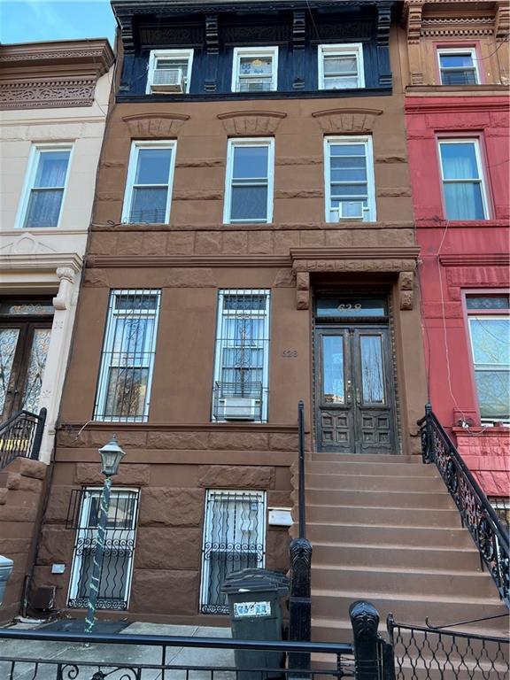 Primary Photo - 628 Hancock St