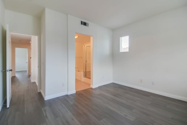 Building Photo - Multi-level Spanish Mission Style 3 Bed 2.5 Bath in Pasadena!