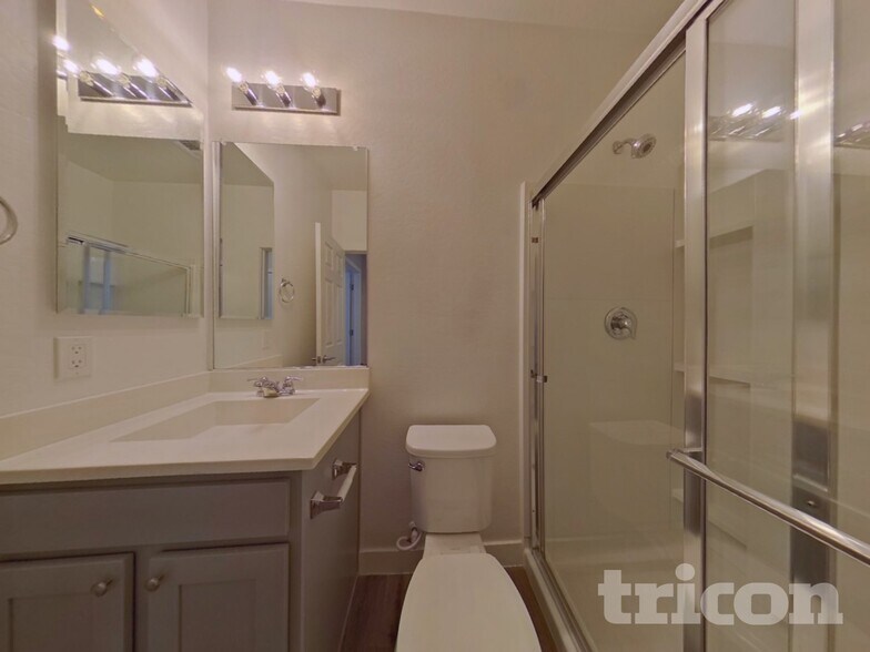 Building Photo - 2638 E Danbury Rd