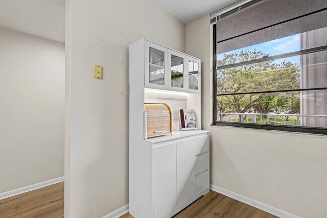 Building Photo - 1518 Whitehall Dr