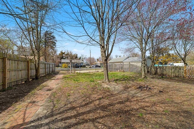 Building Photo - 615 Shore Rd