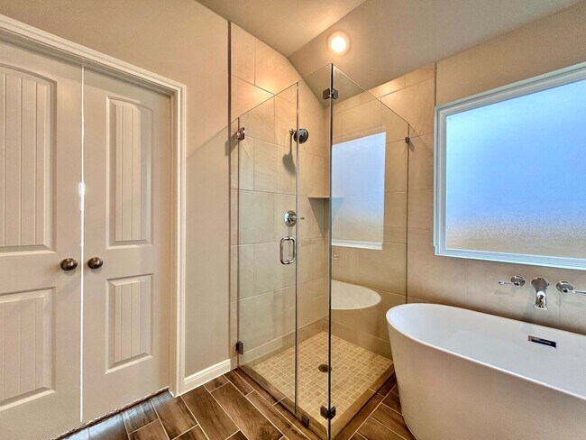 Building Photo - Charming 3-Bed, 2-Bath Home with Modern Up...