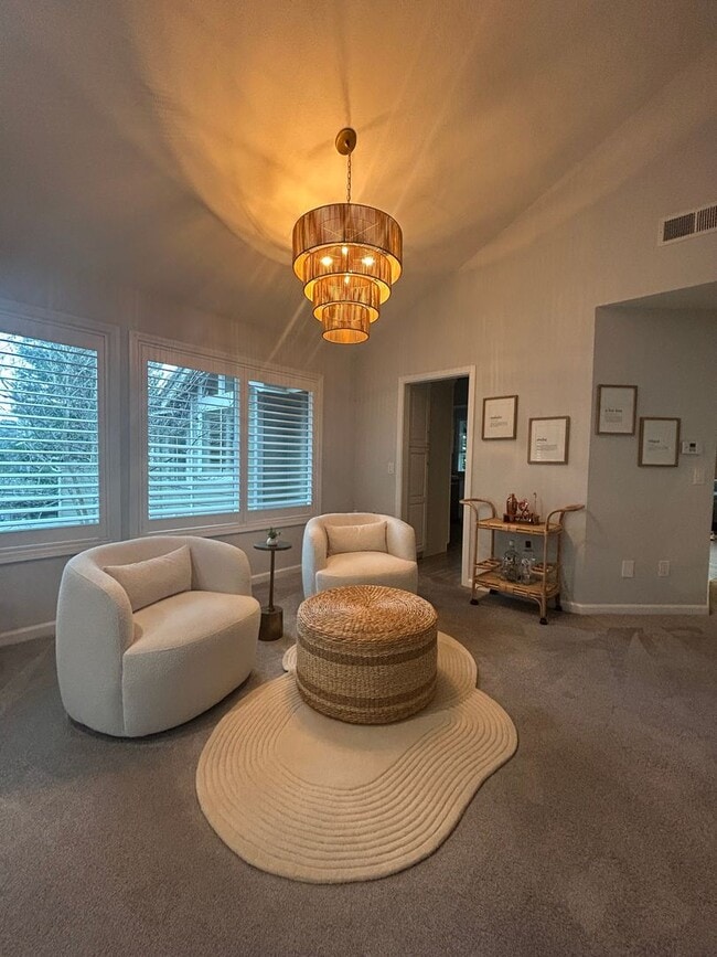 Building Photo - 2 Bed 2.5 bath townhome located on the golf course!