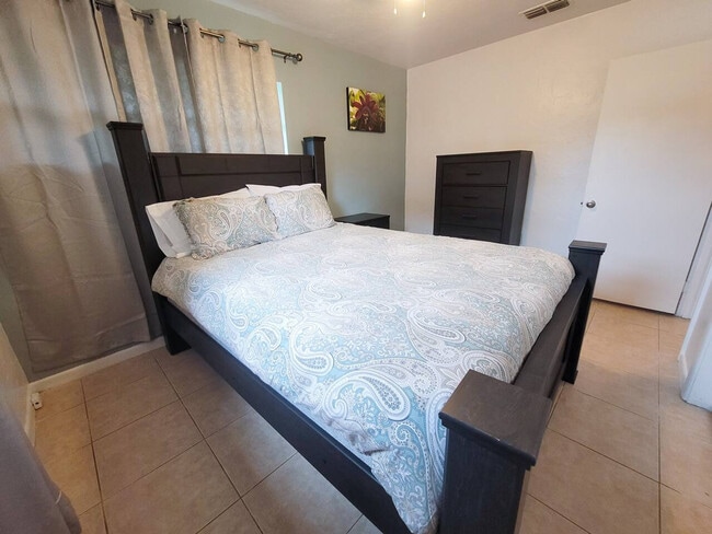 Building Photo - 735 SE 4th Ave