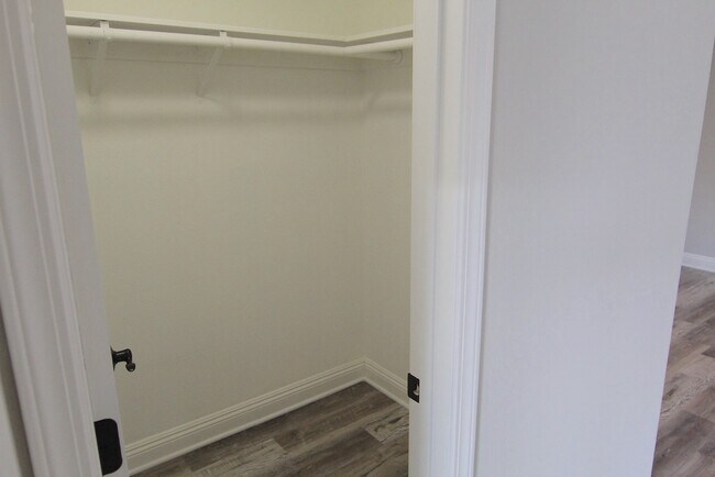 Building Photo - 1450 S Bundy Dr