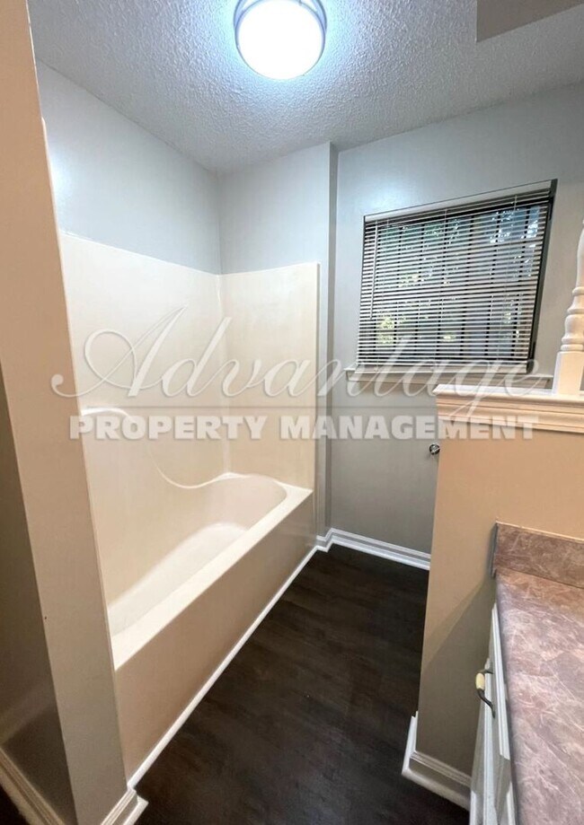 Building Photo - Newly Renovated Home In Frayser - Open To Section 8