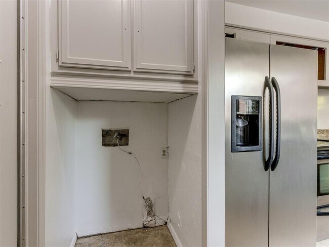 Building Photo - 616 Whispering Oak Rd