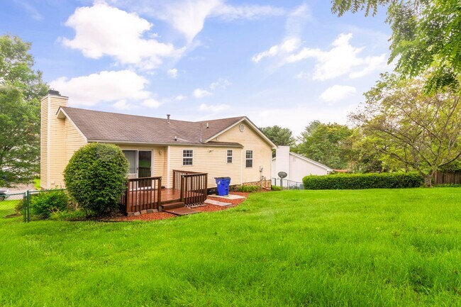 Building Photo - 3 Bed / 3 Bath. Pet Friendly. Easy access ...