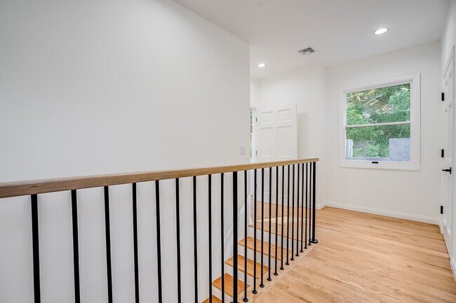 Building Photo - 15851 Mulholland Pl