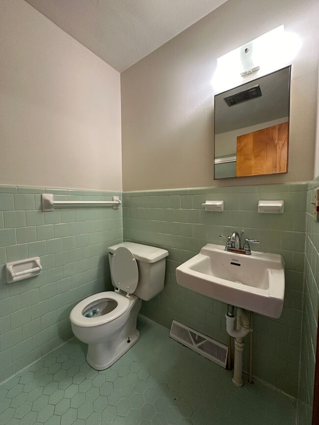 Building Photo - Two bedroom apartment close to Altavista! ...